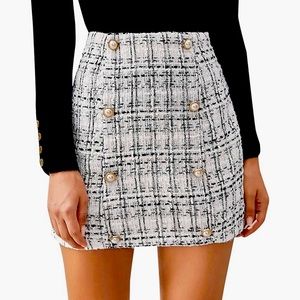 Small black and white plaid tweed skirt with pearl buttons (runs small)